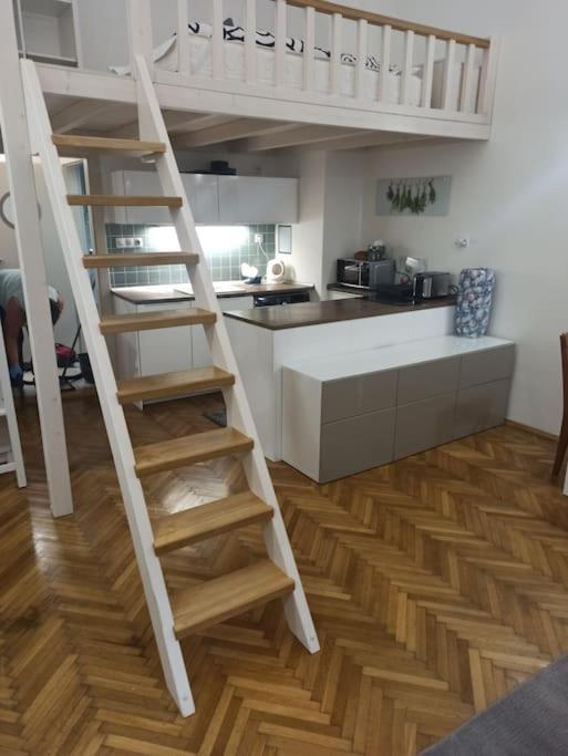 Апартаменти Unique Near Charles Bridge Прага